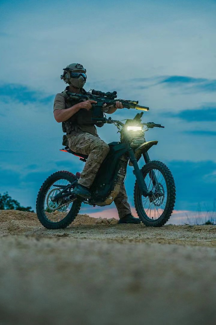 Zdjęcie żołnierza z karabinem siedzący na Eride Pro SS 2.0